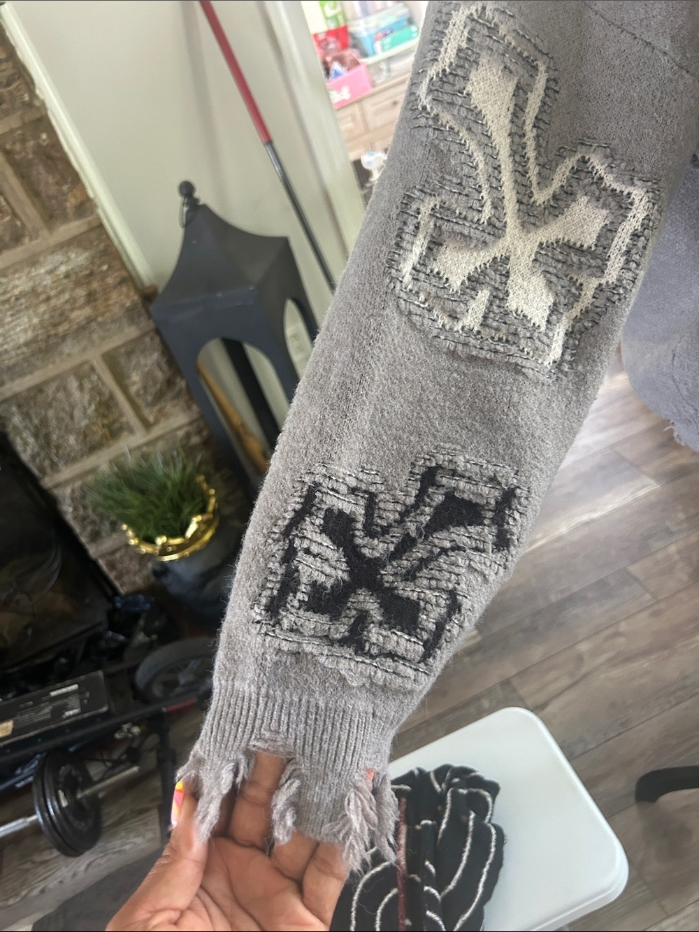 Men's Gray Distressed Cross-Pattern Sweater - Picture 4 of 4